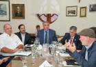 Provincia ofreció a los estatales una compensación por meses anteriores y un aumento trimestral del 8 %