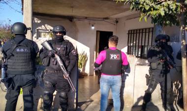  Entrega controlada, agente revelador y allanamientos por venta de drogas en zona oeste de Rosario
