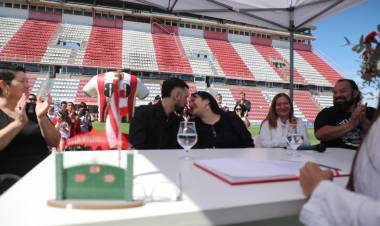 Hinchas de Unión dieron el sí en el césped del 15 de Abril