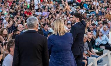 Pullaro participó del acto por el 451° aniversario de la ciudad de Santa Fe