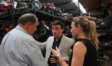 Provincia firmó un convenio para compactar vehículos del Corralón Municipal de Santa Fe