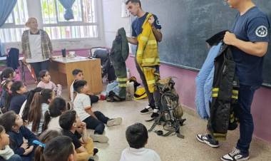 Visita de Bomberos del Cuartel de San Justo a la Escuela Lainez.