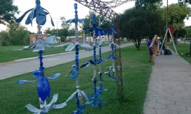 VIDELA ALUMNOS PROFESORES Y COLABORADORES DE LA ESCUELA SECUNDARIA COLOCAN ADORNOS NAVIDEÑOS EN EL PUEBLO.