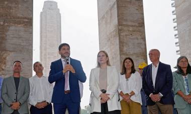  Monumento a la Bandera: Pullaro firmó el convenio y la Provincia terminará con fondos propios lo que Nación frenó