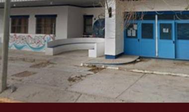 Un joven de 16 años llevó una pistola de aire y un cuchillo a una escuela en Puerto Madryn
