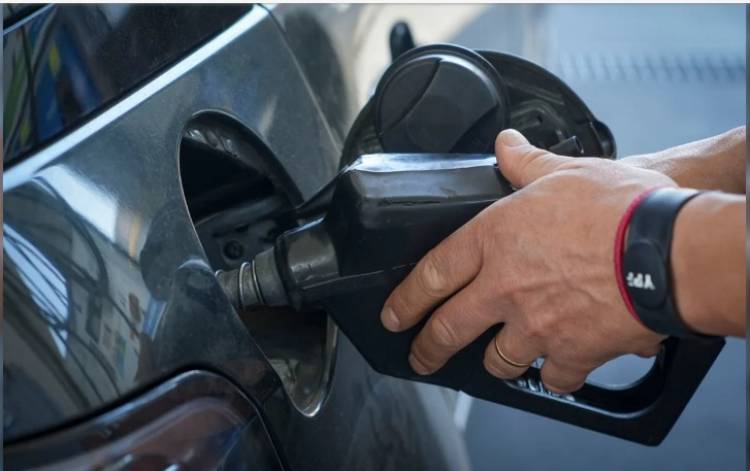 Los combustibles suben otro 37% tras la devaluación anunciada por el ministro Caputo