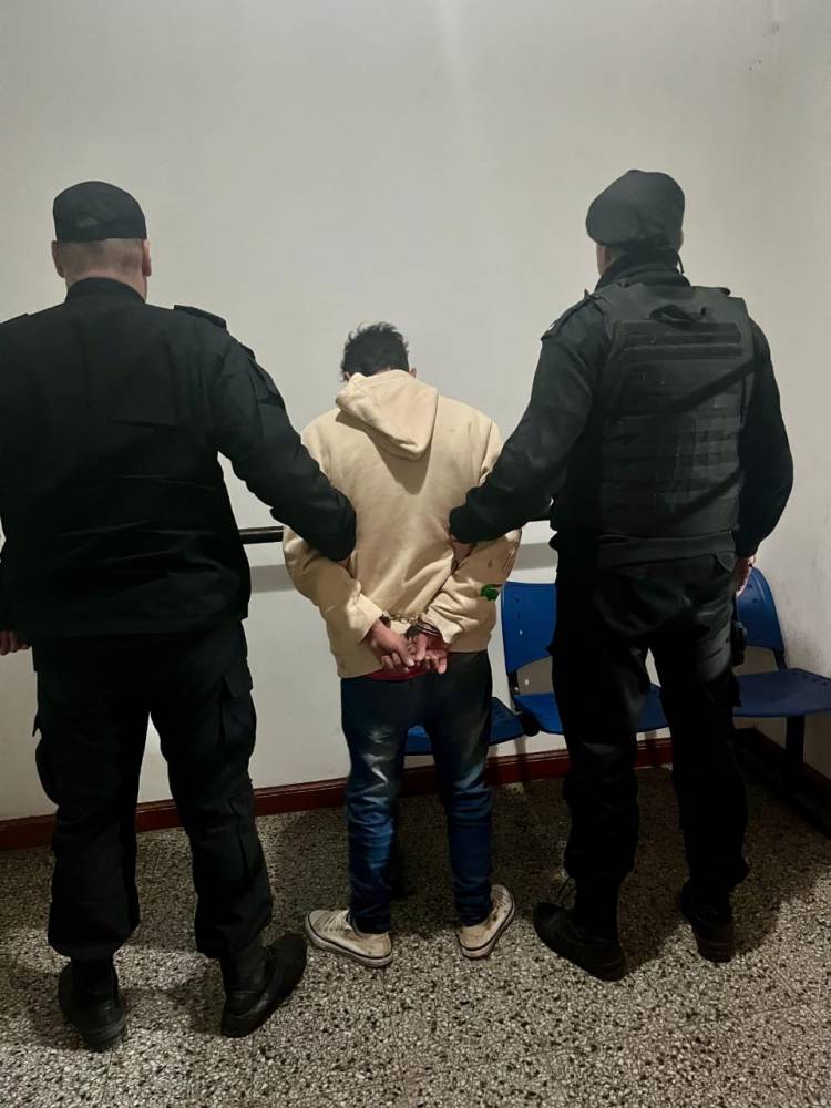 APREHENSION DE UN MASCULINO POR COMETER UN HECHO ILICITO A UN CONOCIDO LOCAL COMERCIAL. -